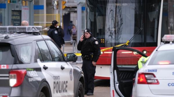 一名女子在市中心的有轨电车上被刺多刀后被送往医院