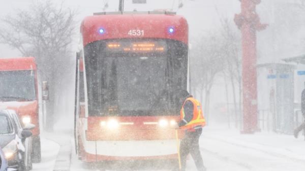 冬季暴风雪开始给多伦多带来大雪，通勤者们被提醒要小心