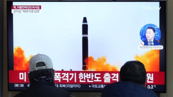 朝鲜发出威胁后发射了两枚导弹和大炮